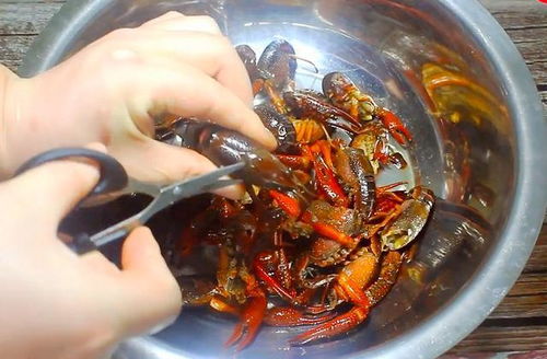 飯店蒜蓉小龍蝦為啥好吃？大廚教你正宗做法，原來要放這些調料